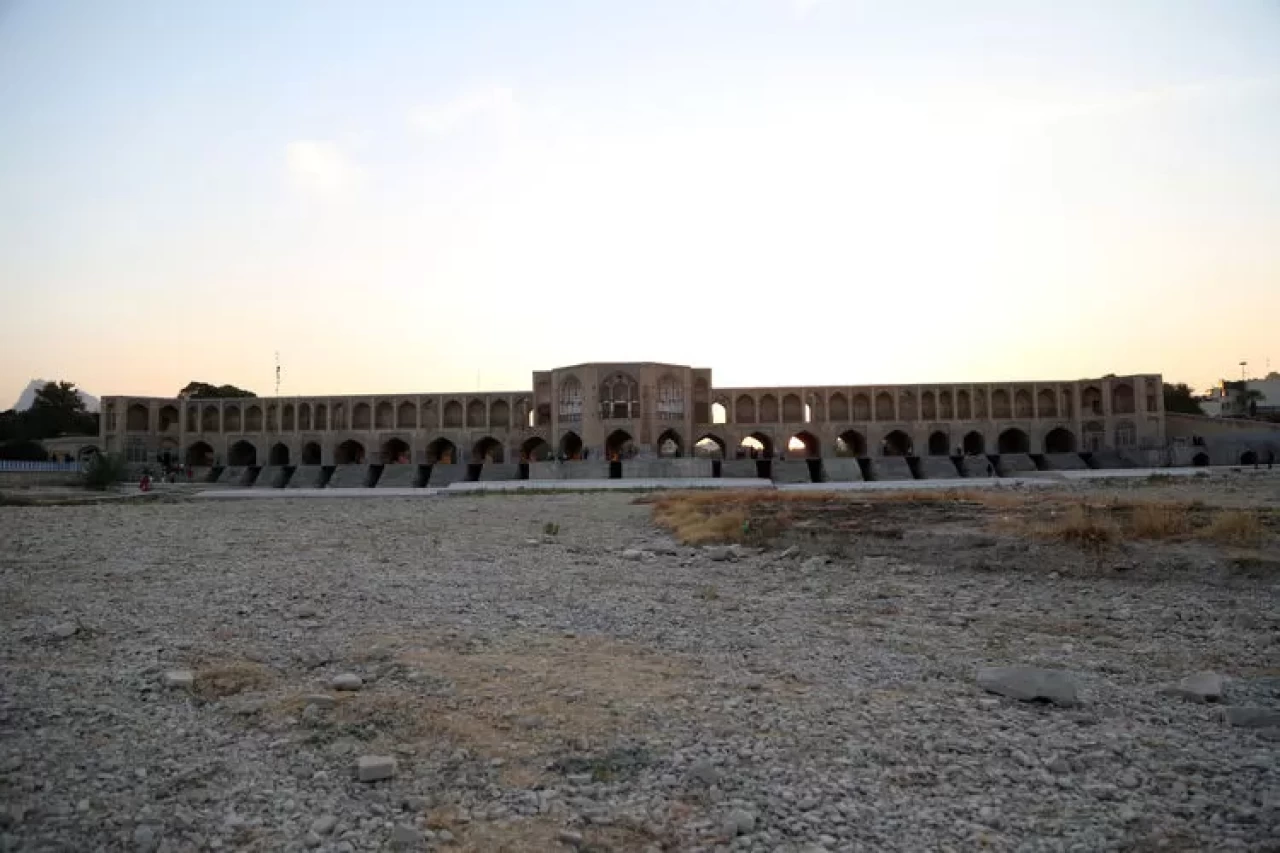 İran’da çökme tehlikesi: Zeminde 40 santimetreye varan çöküntüler