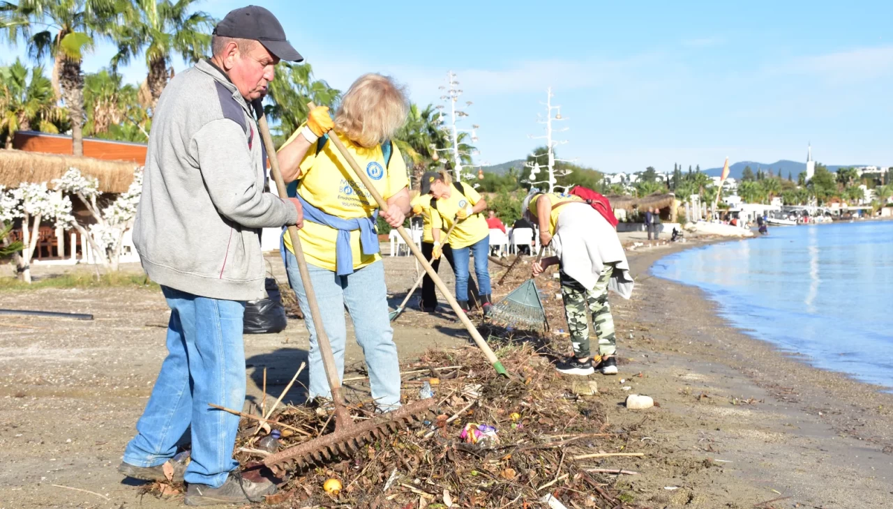 Bodrum’da sağanak sonrası sahil atıkla doldu: Gönüllüler Bitez kıyısını temizledi