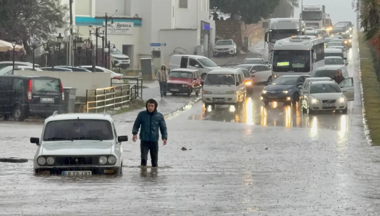 Bodrum’da sağanak hayatı felç etti: Cadde ve sokaklar göle döndü