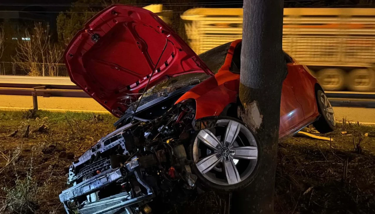 Eskişehir’de otomobil refüje çarptı: Sürücü ağır yaralandı