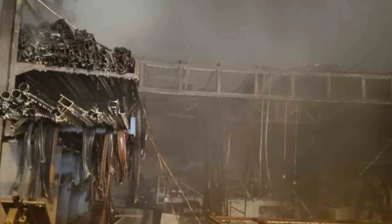 Balıkesir’de çerçeve ve kapı üretimi yapan atölye alevlere teslim oldu