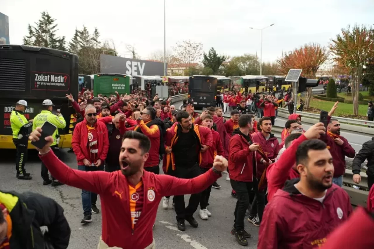 Galatasaray taraftarları derbi için stada geldi