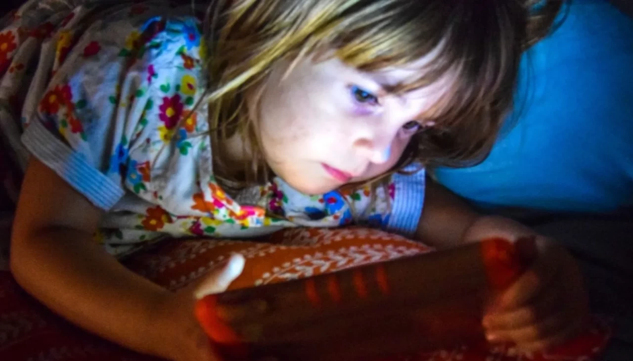 Çocuğunuz ekrana fazla maruz kalıyorsa dikkat! Dil gelişimi tehlikede