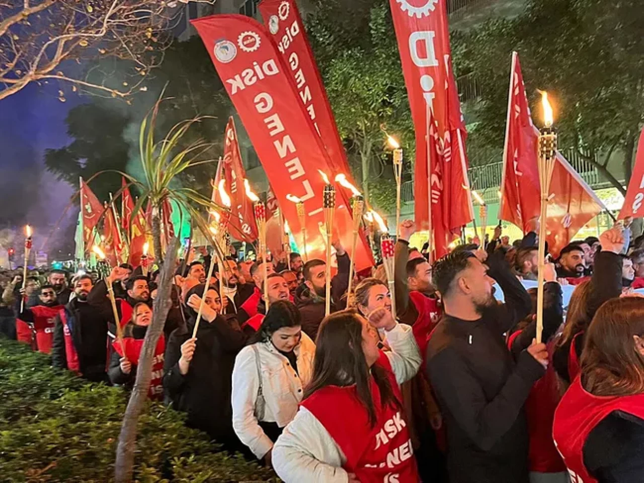 İzmir'de CHP'li belediyelerde işçilerin eylemi sürüyor