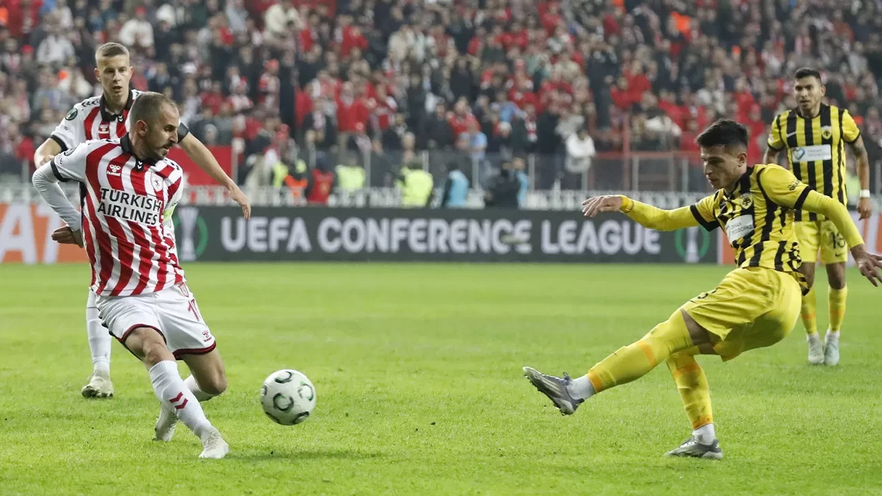Samsunspor öne geçtiği maçta skoru koruyamadı | UEFA Konferans Ligi Samsunspor 1-2 AEK