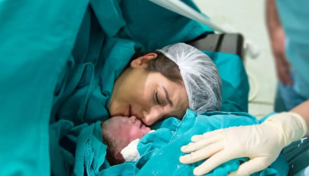 Doğumun en kritik anı! Bebeğin hayatını şekillendiren ilk 3 dakikanın sırrı