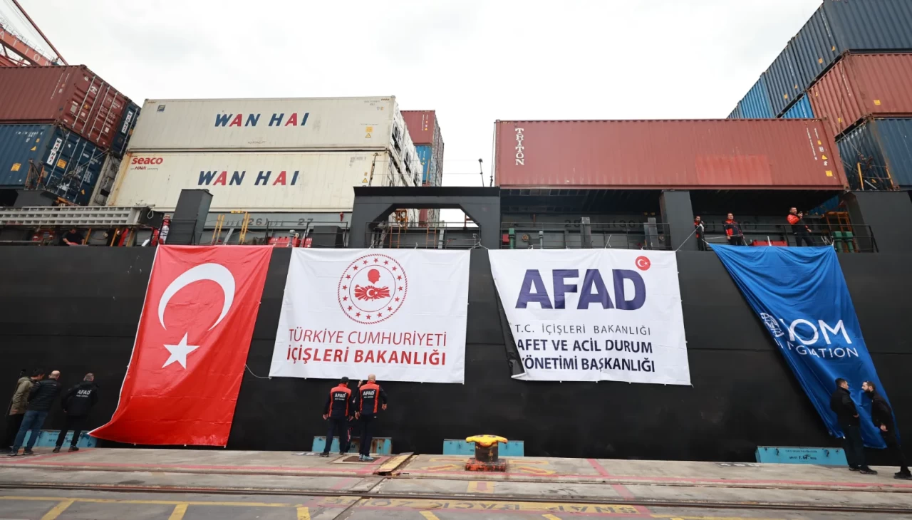 Sudan’a 10 bin çadır taşıyan yardım gemisi Mersin'den yola çıktı