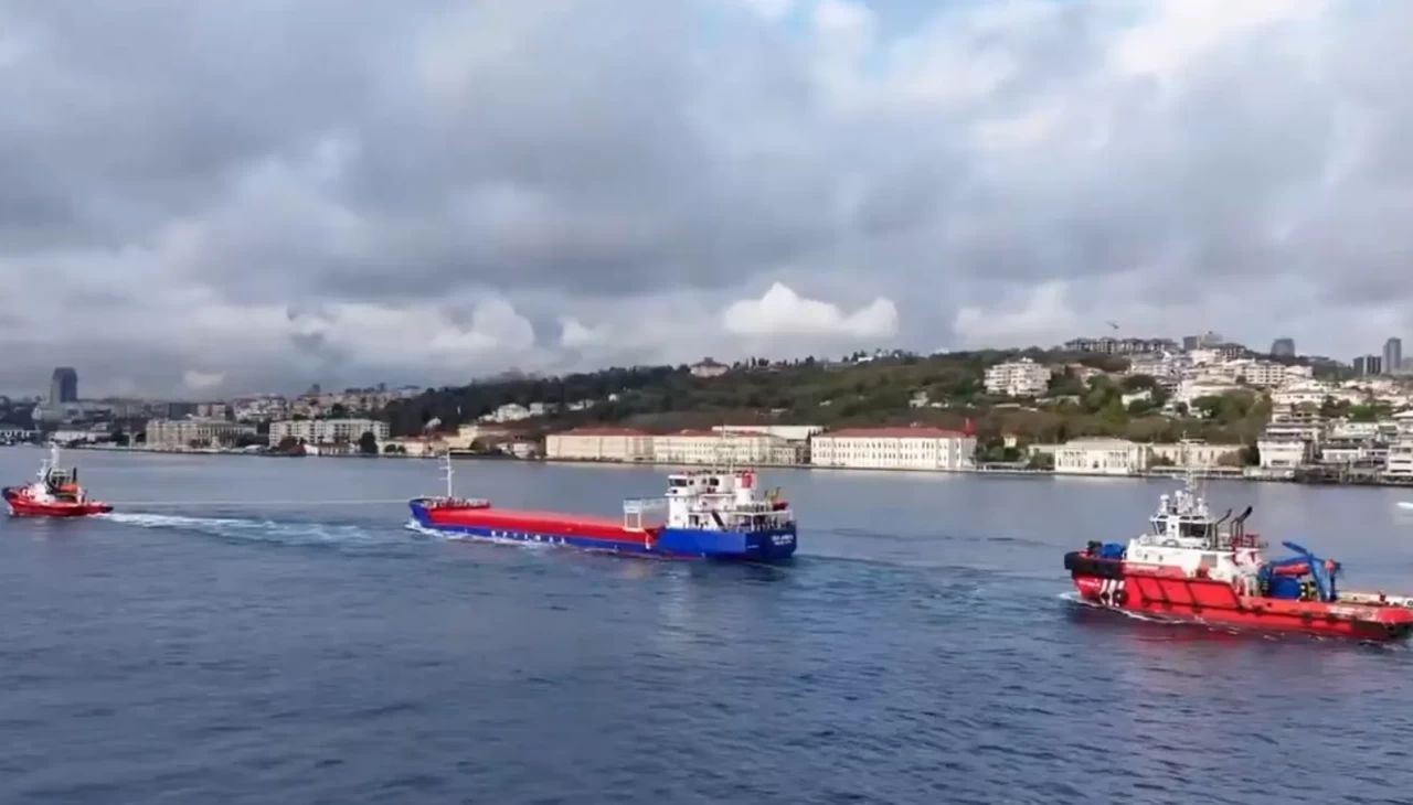 İstanbul Boğazı'nda arızalanan kuru yük gemisi, Ahırkapı Demir Sahası’na çekildi
