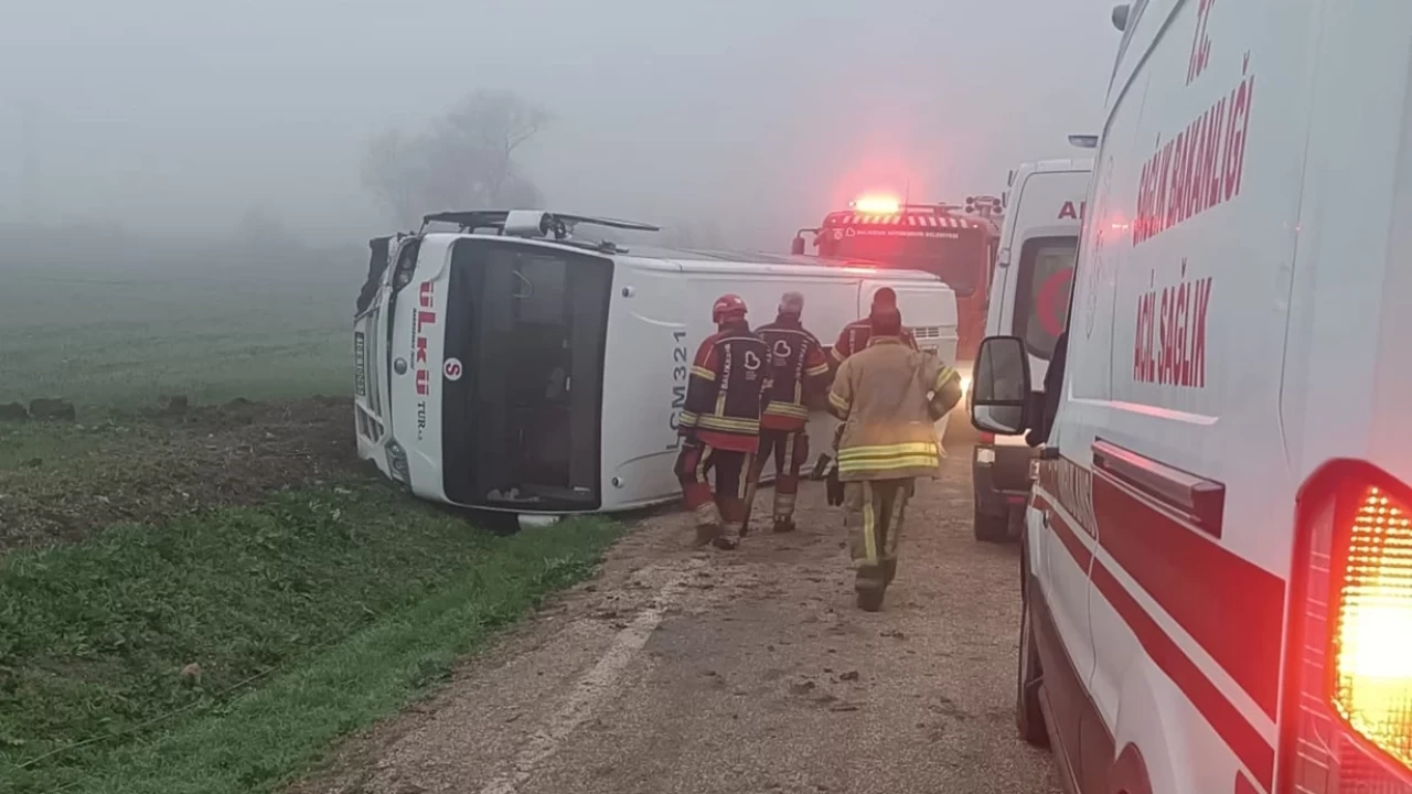 Bandırma'da öğrenci servisi devrildi: Yaralılar var