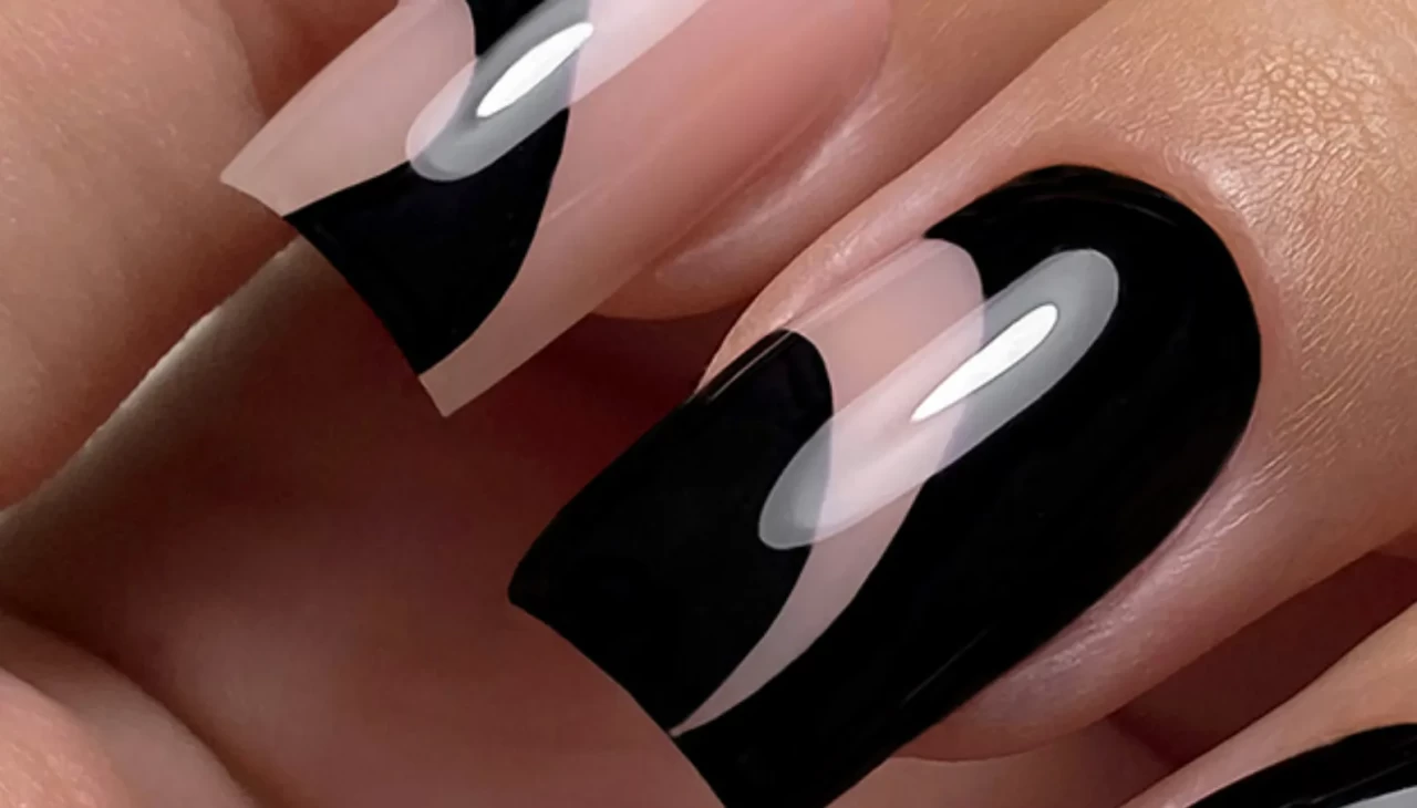 Jel tırnak yaparken önce ne sürülür?