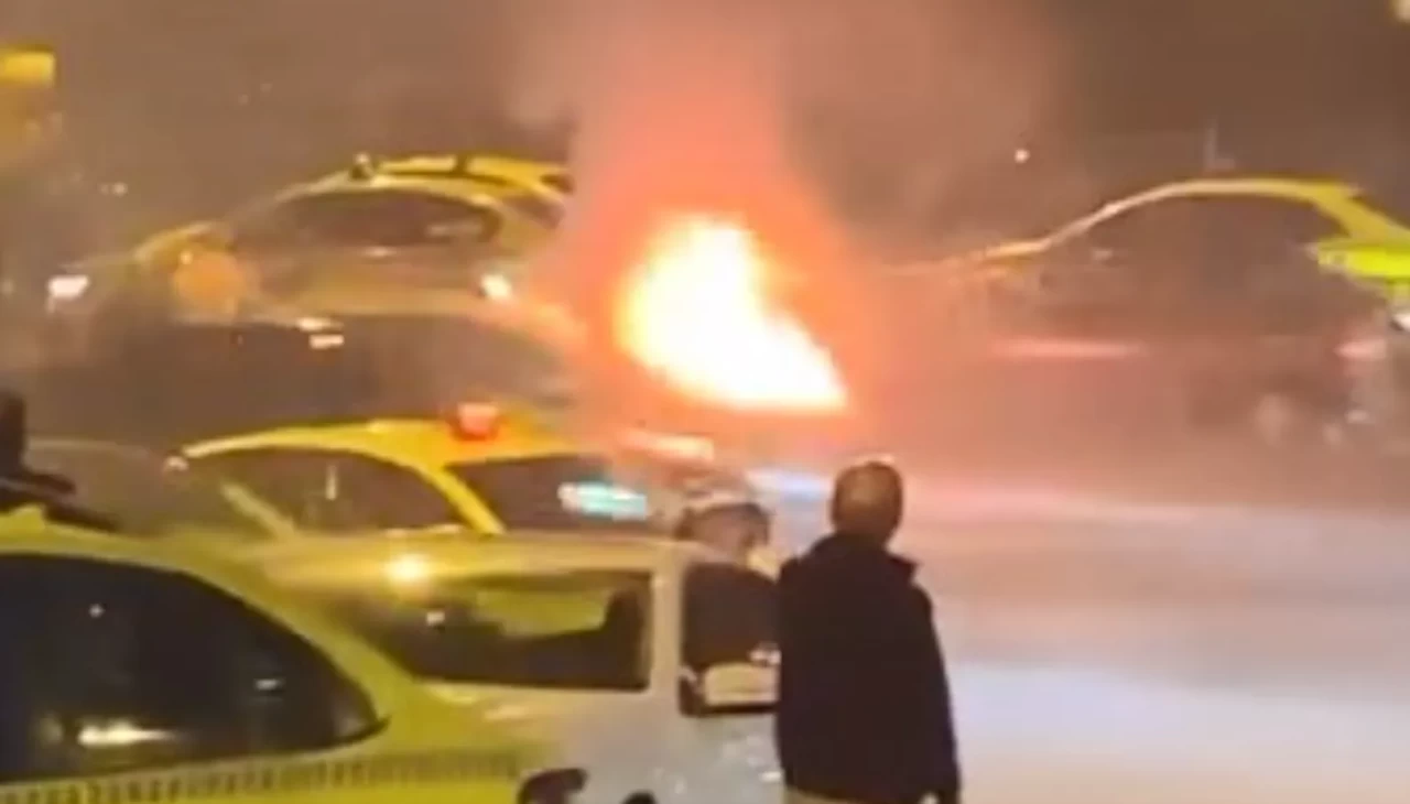Beyoğlu’nda seyir halindeki taksi alev aldı: Yolcular son anda kurtuldu