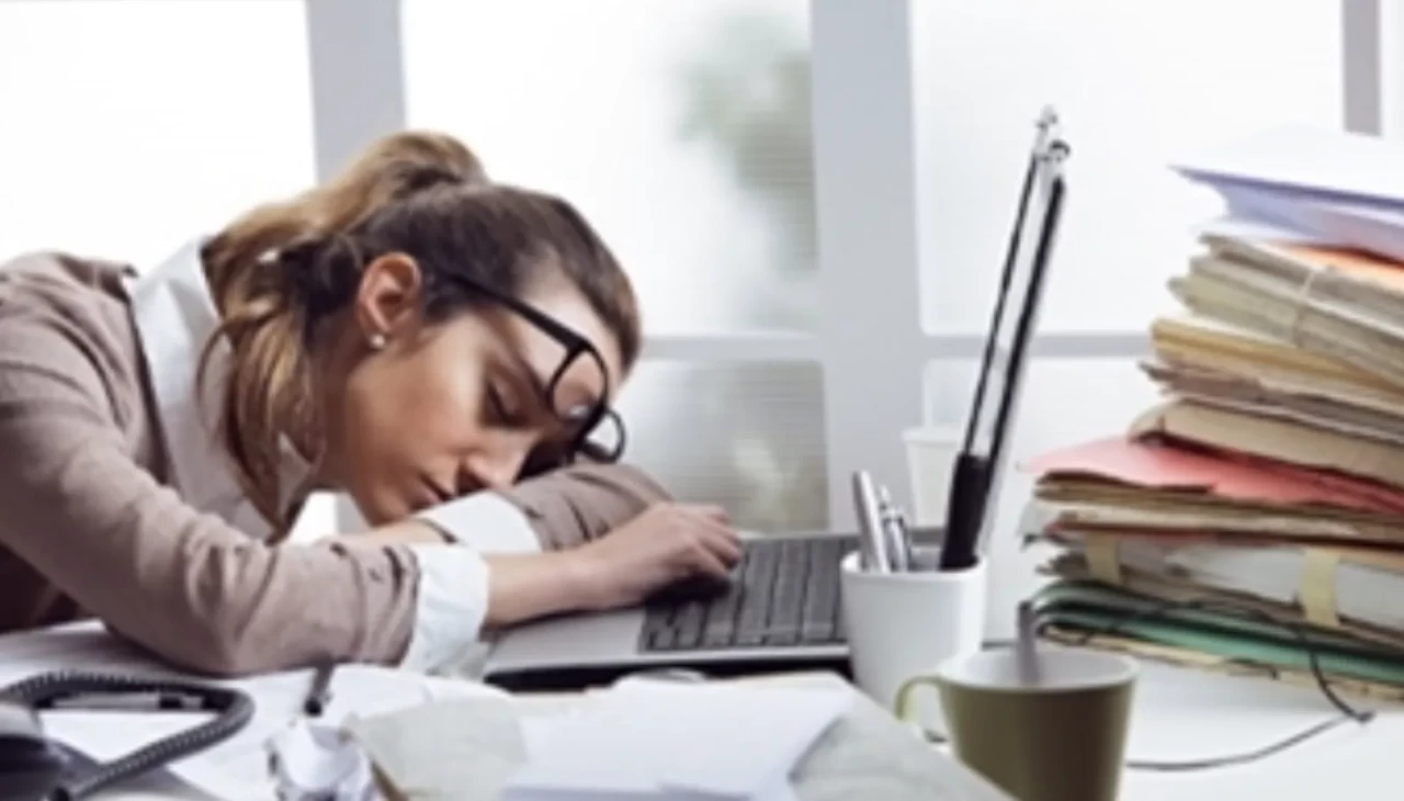 Gizli yorgunluk belirtisi! Gün boyu fark etmeden vücudu tüketen alışkanlık