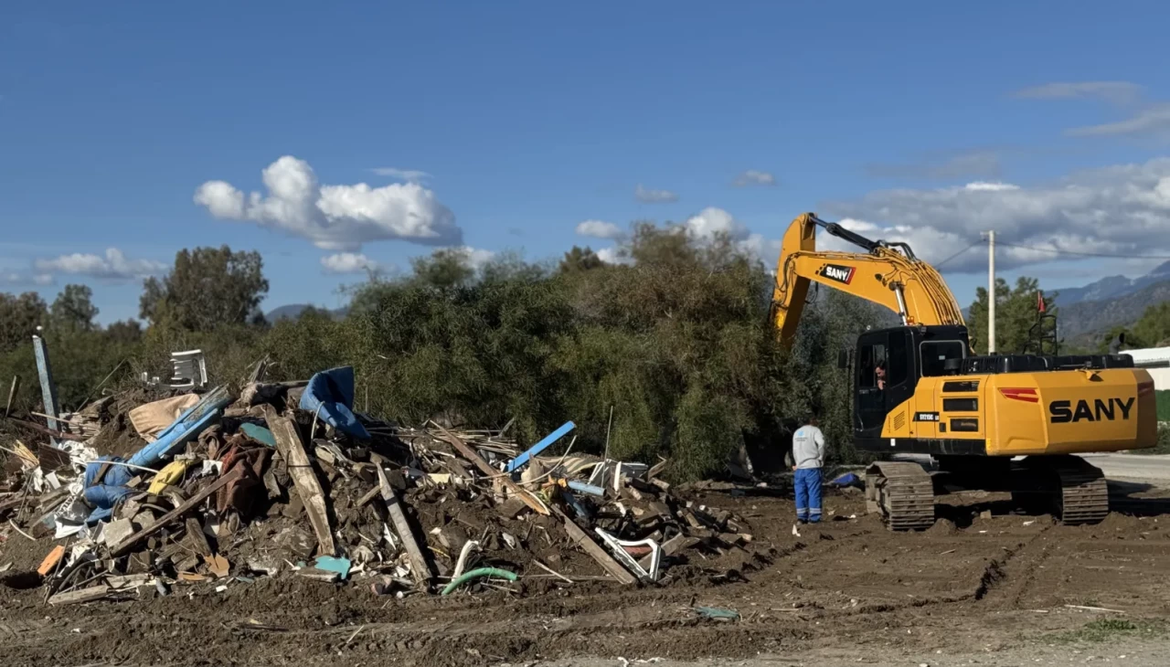 Fethiye sahilinde imara aykırı yapılar yıkılıyor