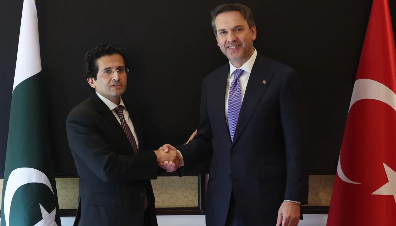 Bayraktar, Pakistan Petrol Bakanı Malik ile görüştü: Enerji ortaklığını daha da geliştireceğiz
