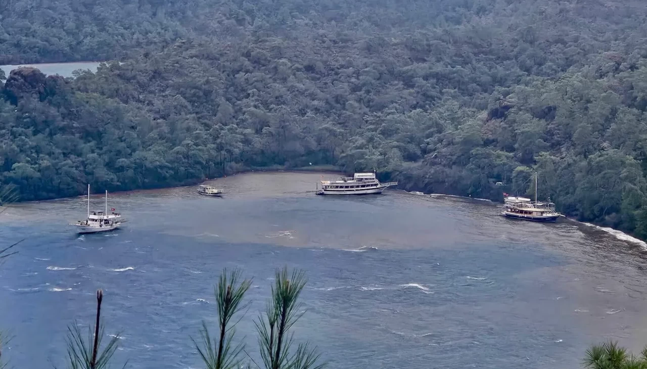 Marmaris'te fırtınada 3 gezi teknesi karaya oturdu