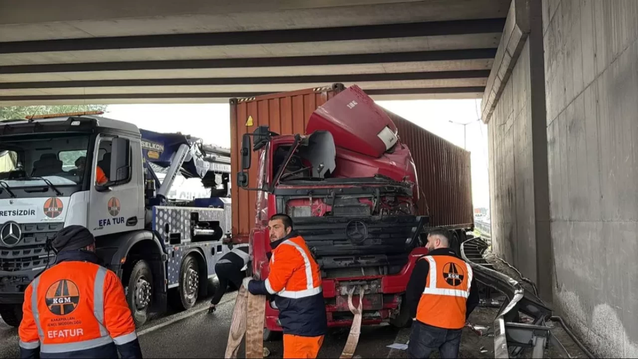 Anadolu Otoyolu'nda kaza yapan tırın altında kalan sürücü öldü