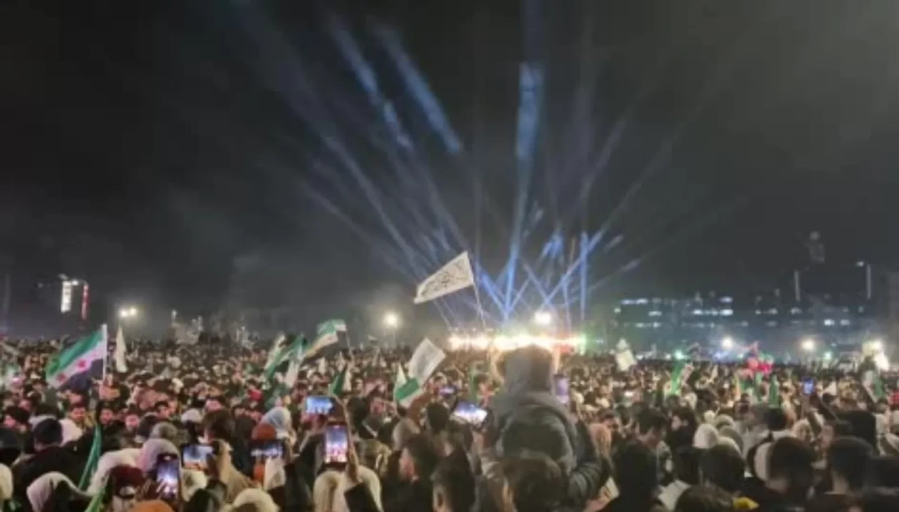 Suriyeliler Esad rejiminin devrilmesinin 1’inci yıl dönümünü Emevi Meydanı’nda kutladı