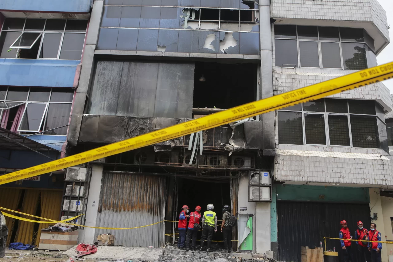 Endonezya'da 7 katlı binada yangın: 22 kişi hayatını kaybetti