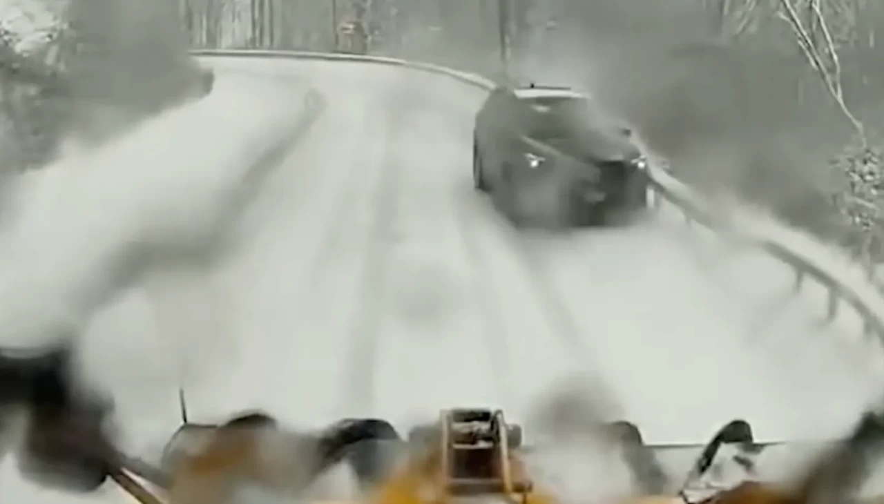 New York’ta kontrolden çıkan araç kar küreme makinesine çarptı