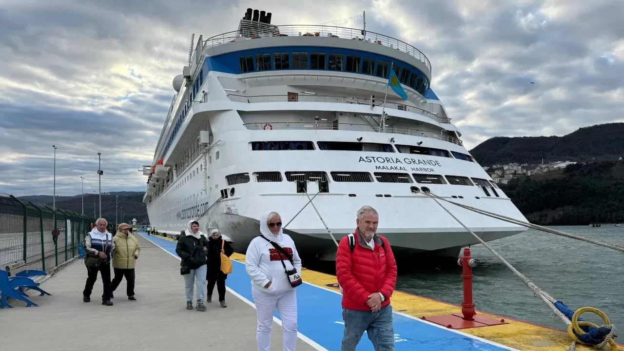 "Astoria Grande" kruvaziyeri Rusya'dan 621 yolcusuyla Amasra'ya geldi