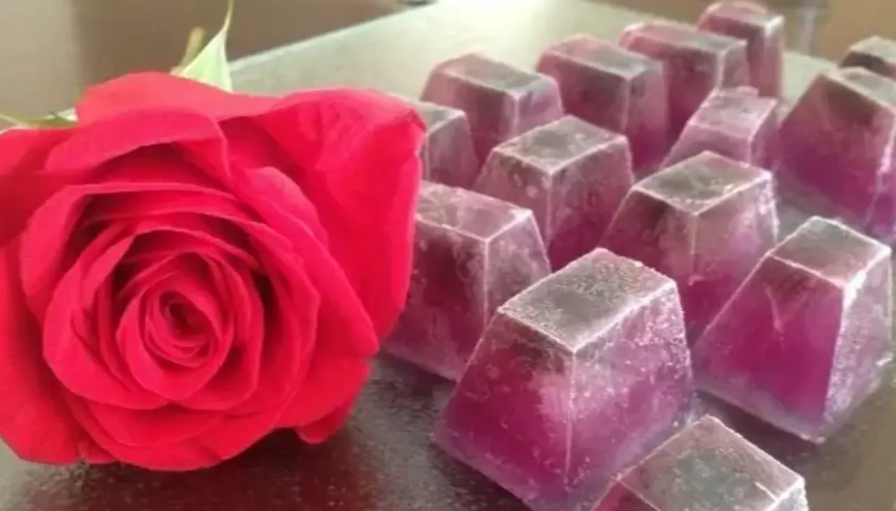 Ciltteki kızarıklık sorununa doğal çözüm! Gül buzu trendinin etkilerine inanamıyacaksınız