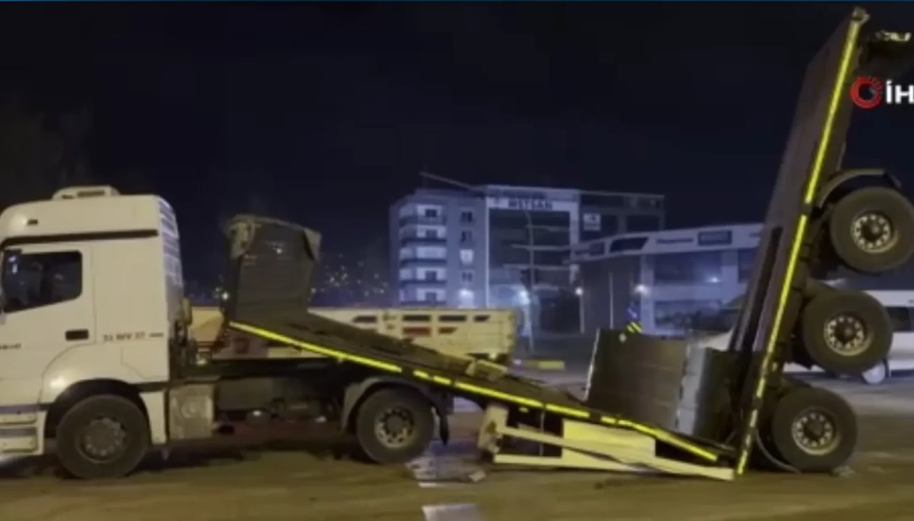 Hatay’da demir yüklü tırın dorsesi seyir halindeyken ikiye ayrıldı