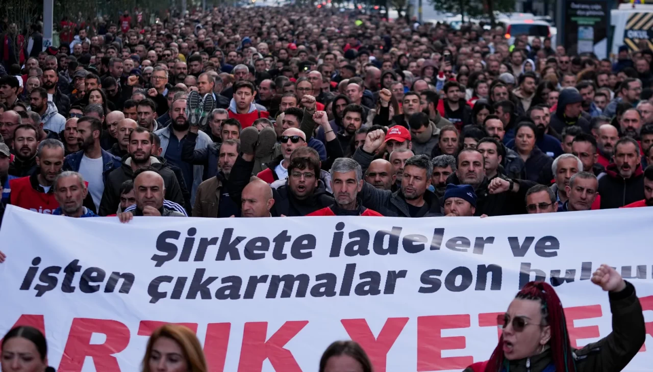 Özgür Özel iktidar hayali kursun, daha CHP'li belediyeler işçilerin maaşını ödeyemiyor: İzmir'de bir garip eylem!