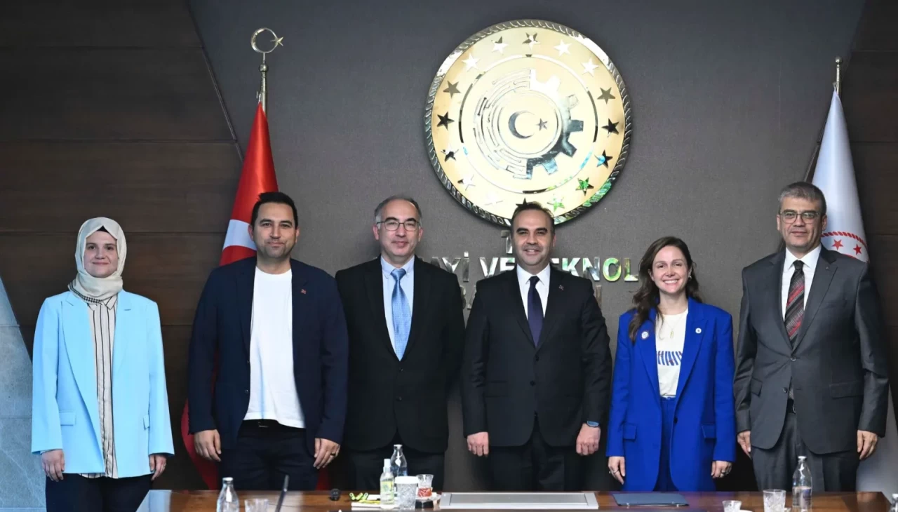 Bakan Kacır, TÜBİTAK destekli Türk akademisyenlerin uluslararası başarısını tebrik etti