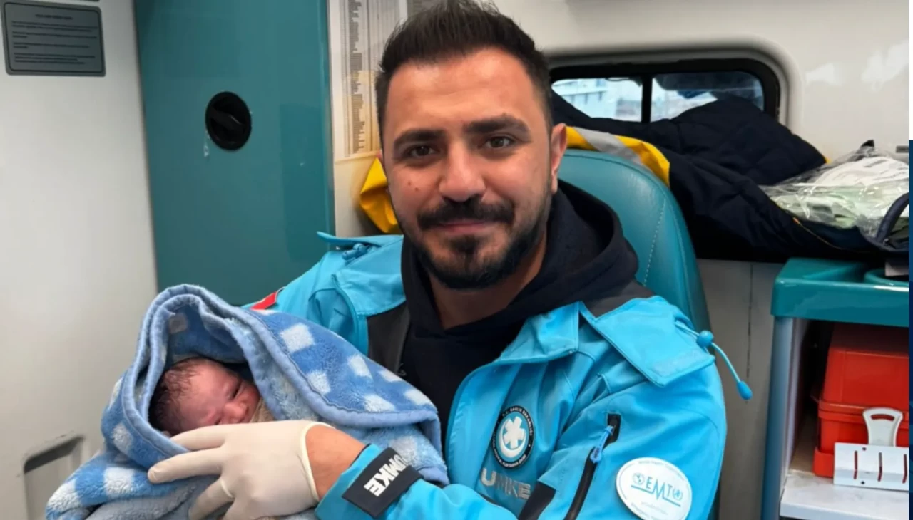 Ambulansta doğan bebeğe sağlık personelinin adı verildi