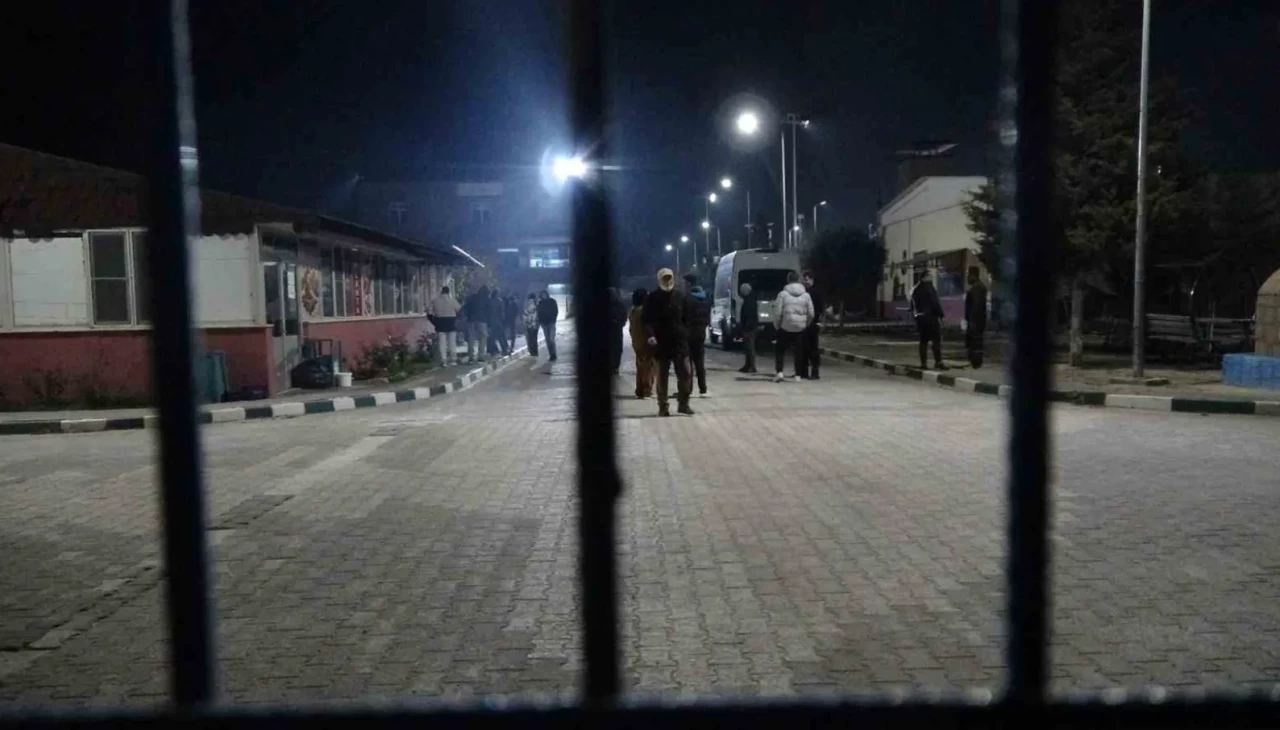 Kilis’te cezaevi önünde sevinç: Tahliyeler gece boyunca sürdü