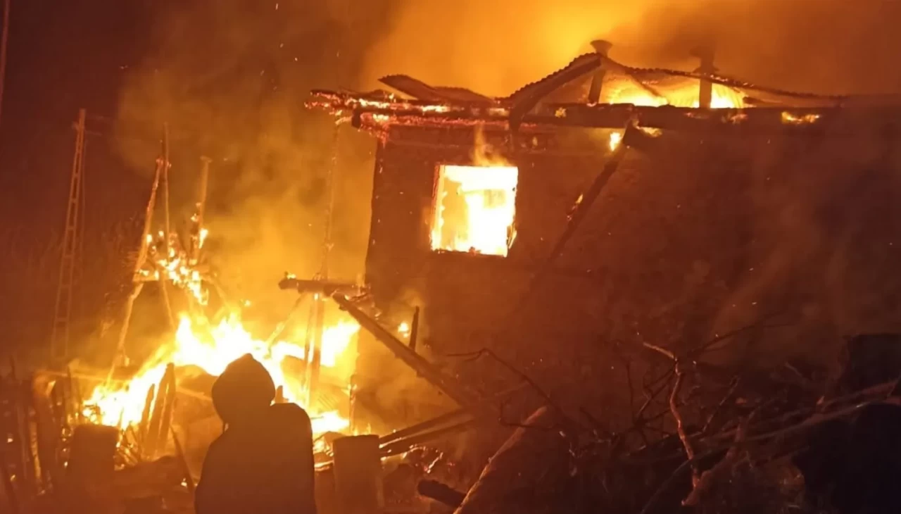 Adana'da ev yangını okul lojmanına sıçradı: Bir ev küle döndü