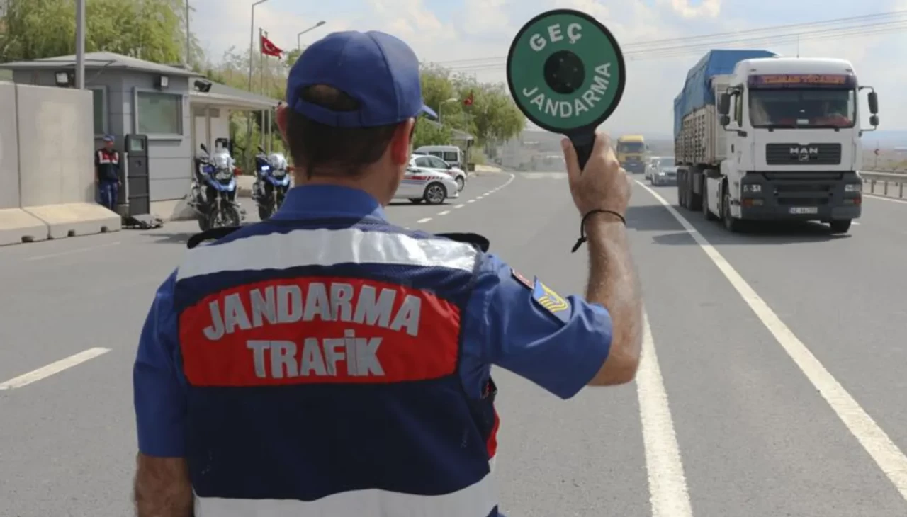Jandarmanın trafik cezası yazdığı kişi öyle biri çıktı ki, ödemeyi cezayı kesen memur yaptı