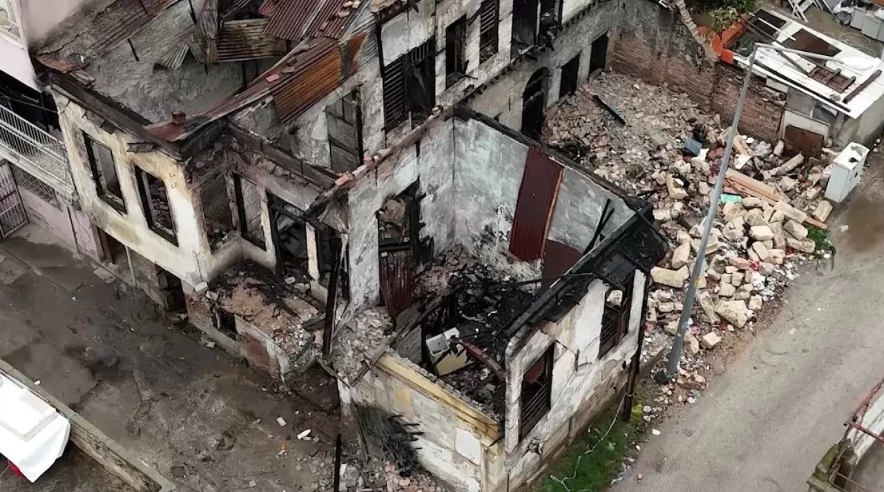 Metruk binanın bir bölümü gürültüyle çöktü: Mahalleli deprem sandı