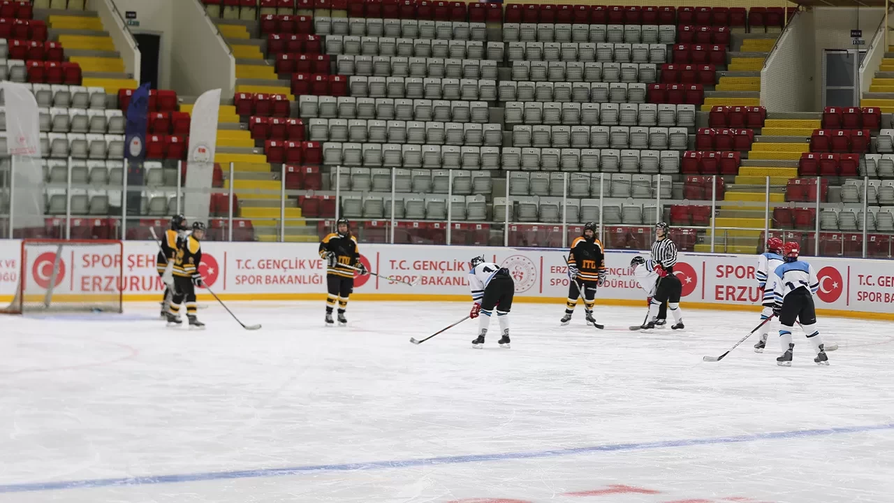 Erzurum’da Buz Hokeyi Kış Spor Oyunları’nda çeyrek final heyecanı yaşandı