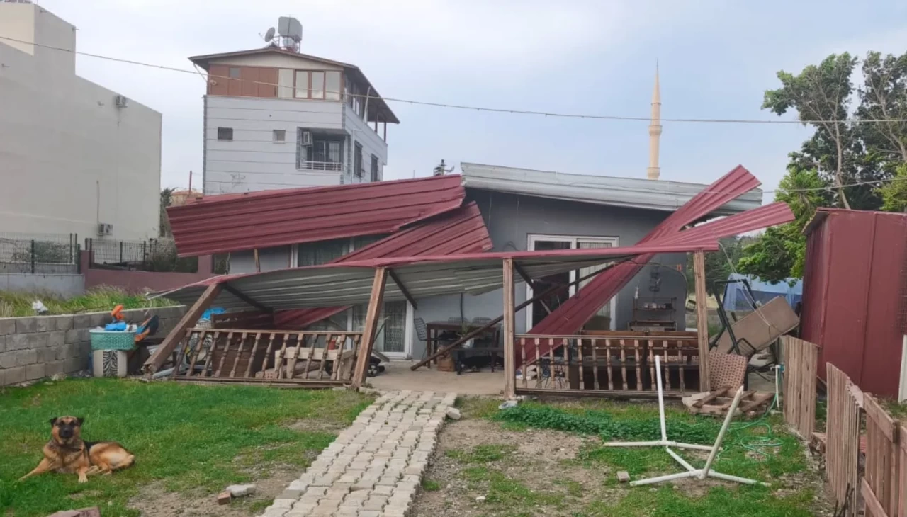 Hatay'da kuvvetli rüzgar çatıları uçurdu