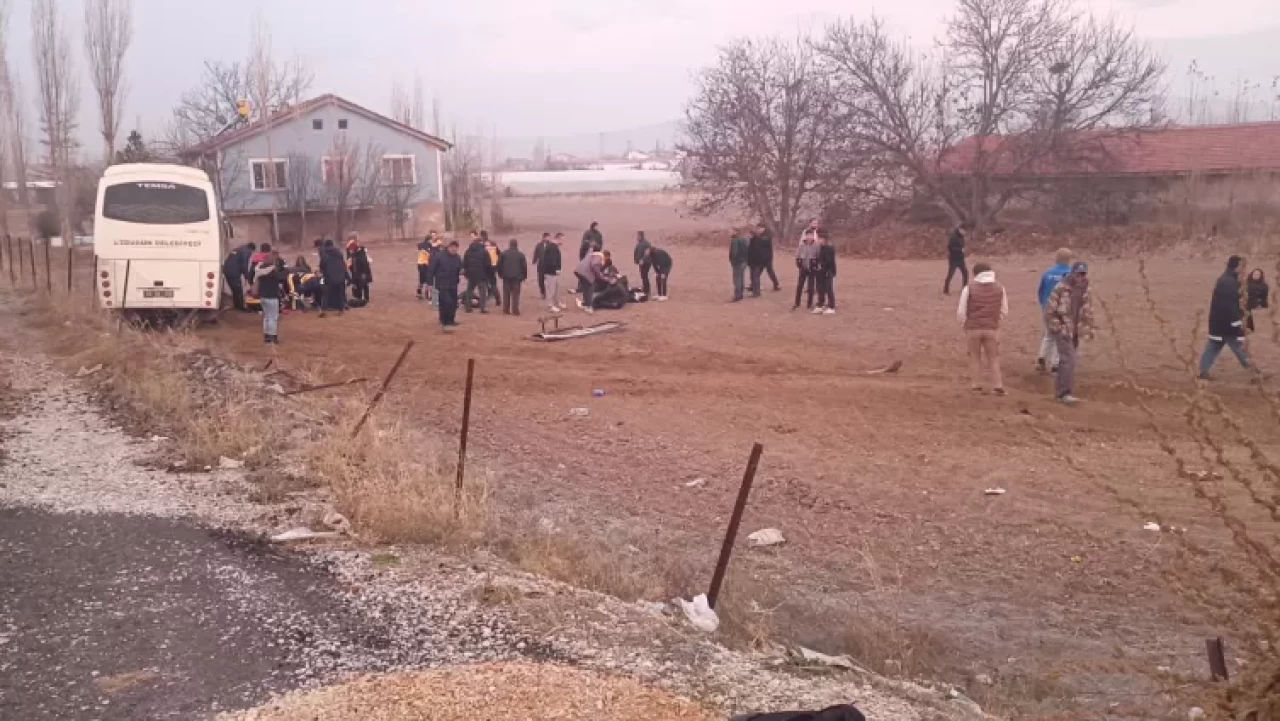Afyonkarahisar'da öğrenci servisi ile kamyonet çarpıştı