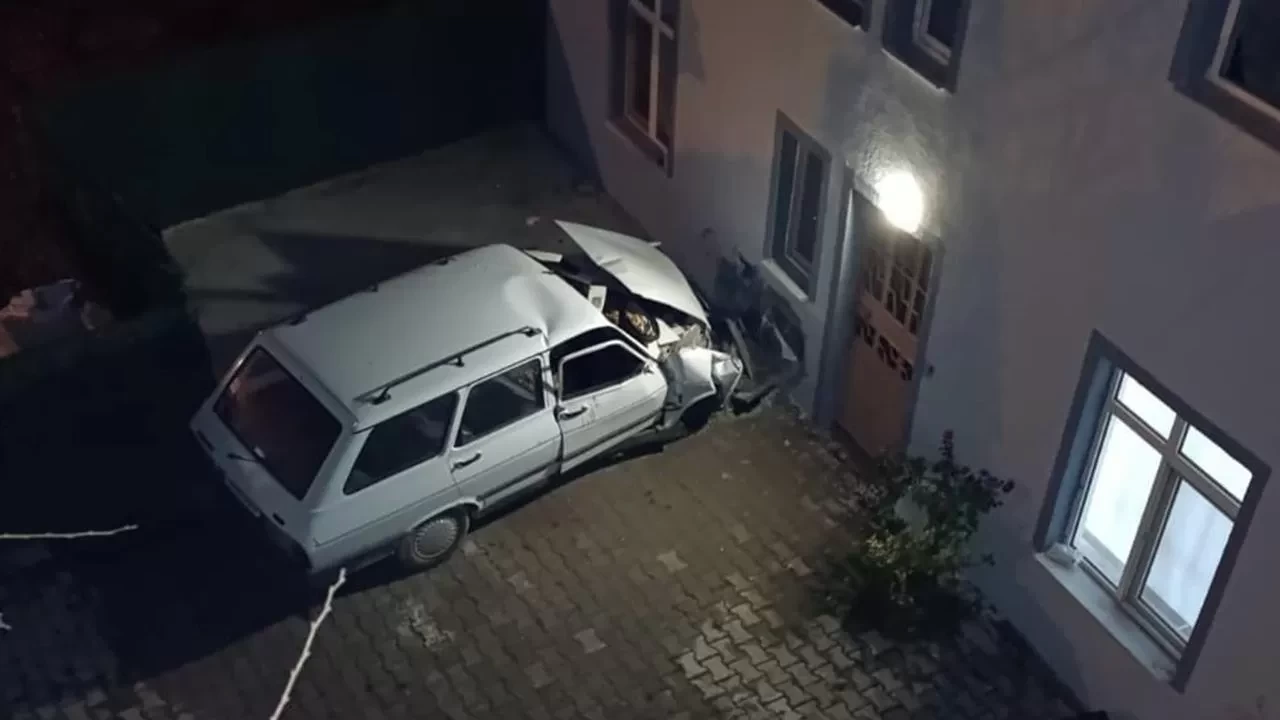 Kontrolden çıkan araç evin duvarına çarptı