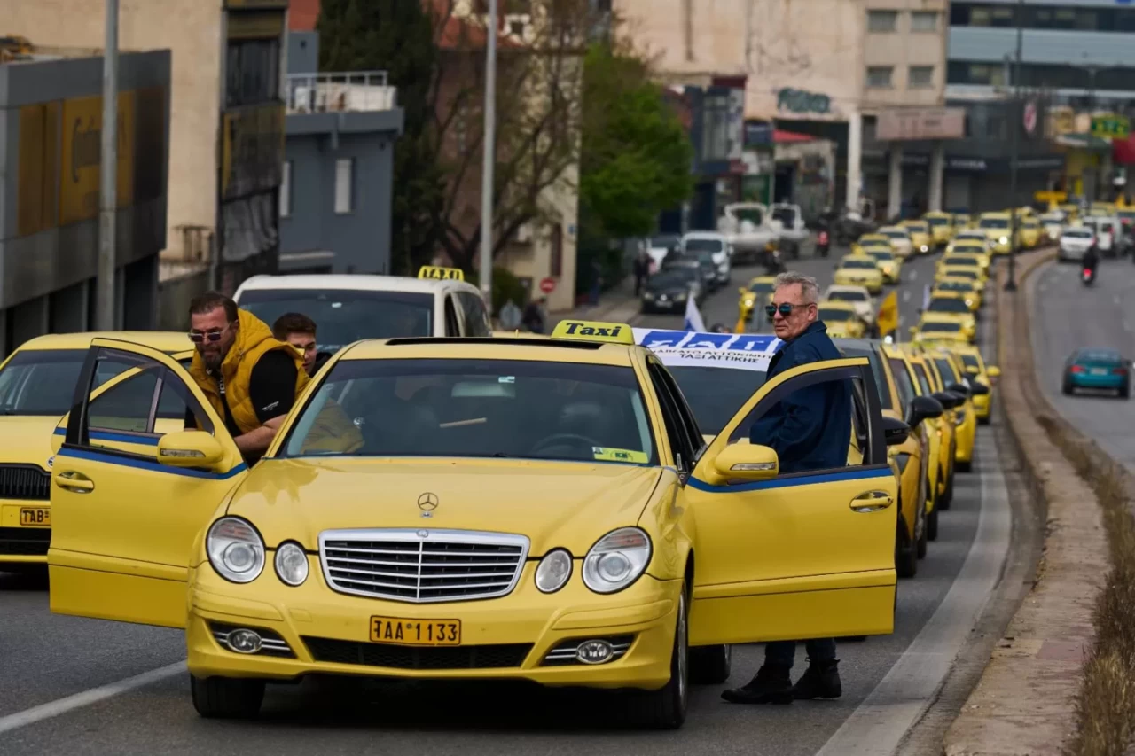 Yunanistan'da taksiciler kontak kapattı