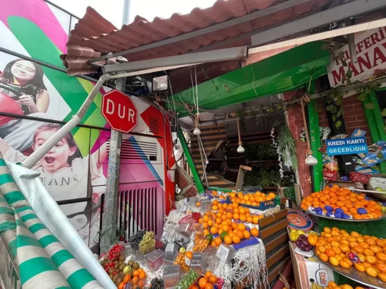 İmdat freni boşalan öğrenci otobüsü manava daldı