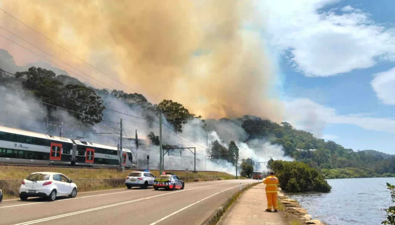 Avustralya’da orman yangınlarında en az 16 ev küle döndü, çok sayıda yerleşim yeri tehdit altında