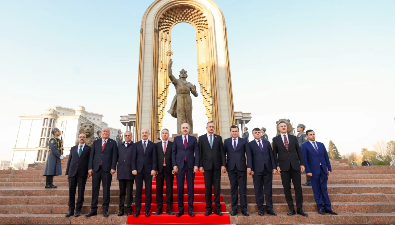 TBMM Başkanı Kurtulmuş, Duşanbe'deki İsmail Somoni Anıtı'na çelenk bıraktı