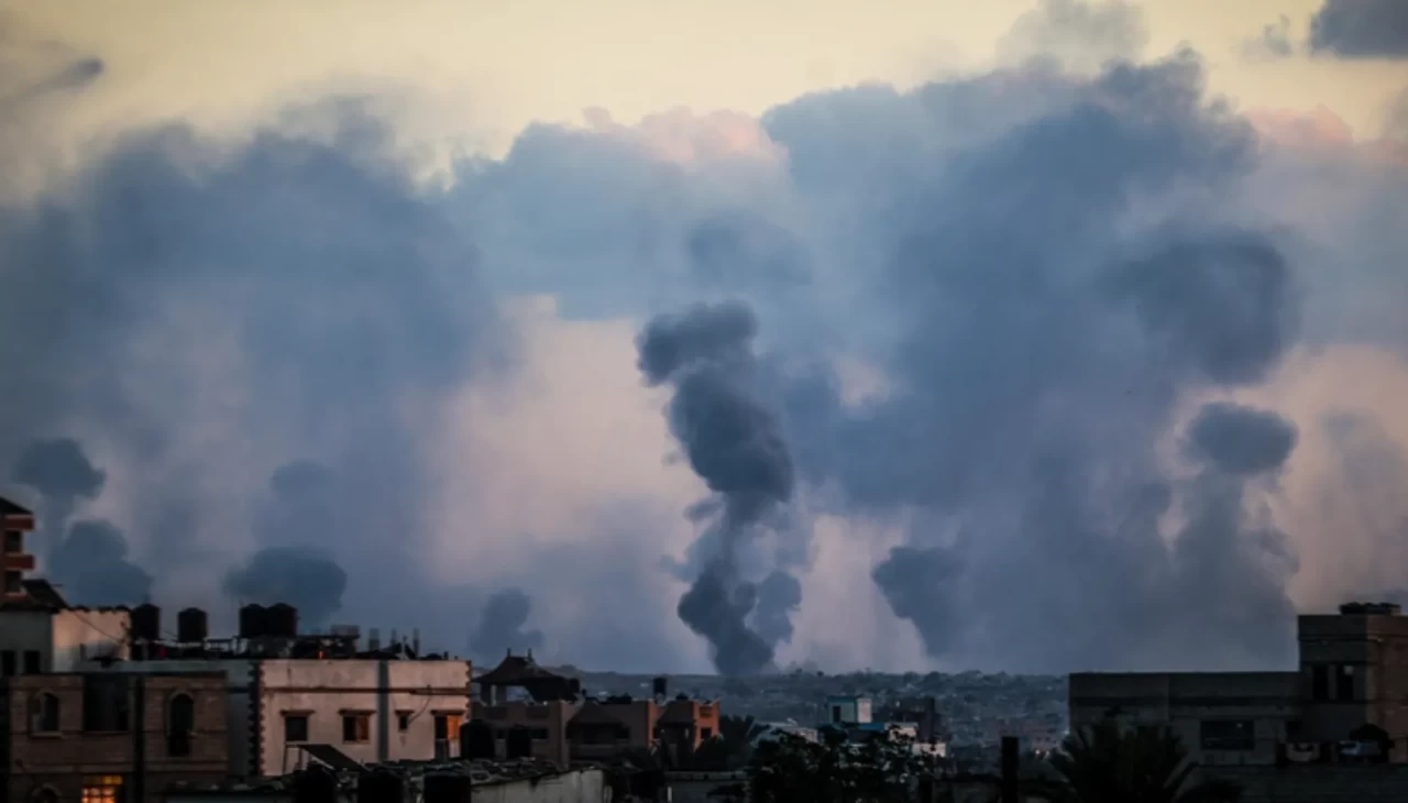 İsrail ordusu, Gazze'nin güneyini topçu ve helikopterlerle vurdu