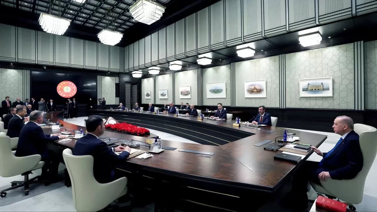 Kabine toplanıyor! Masada iki önemli başlık var: Terörsüz Türkiye ve asgari ücret..