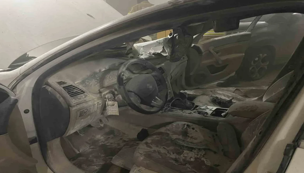 Kapalı alanda parkedilen otomobil alev aldı