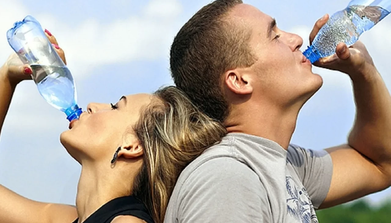 Sağlık sandığımız alışkanlık tehlikeye dönüştü! Aşırı su tuketiminin bu zararına cok sasıracaksınz