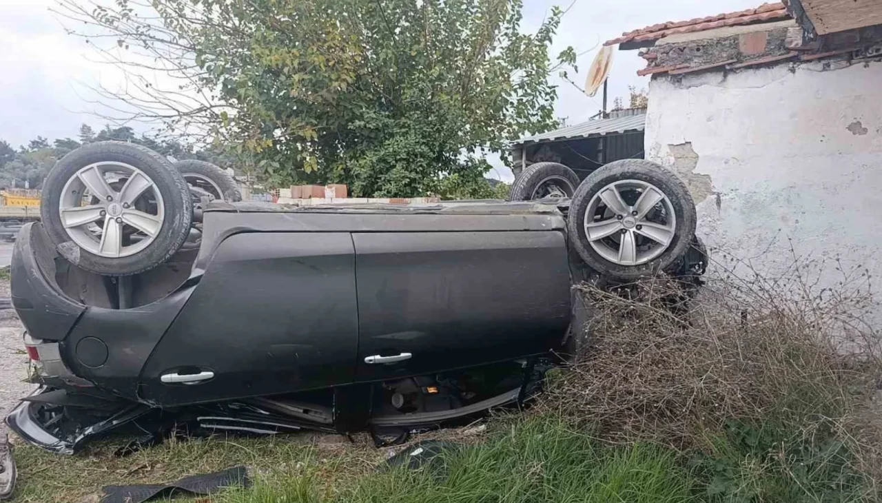 Kontrolden çıkan otomobil evin duvarına çarparak durdu