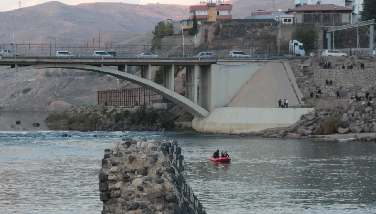 Cizre’de düşen terliğini almak isteyen çocuk Dicle Nehri’nde kayboldu: Arama çalışmaları sürüyor