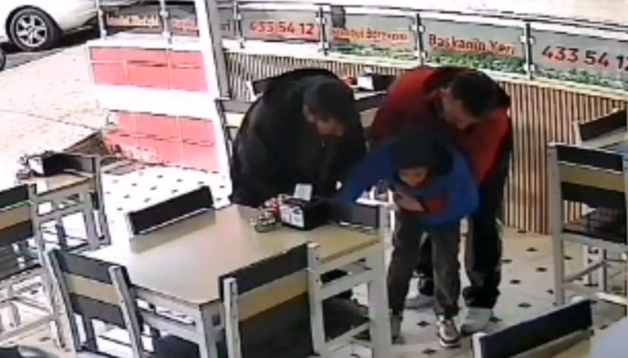 Boğazına şeker kaçan çocuğu börekçi çalışanı kurtardı
