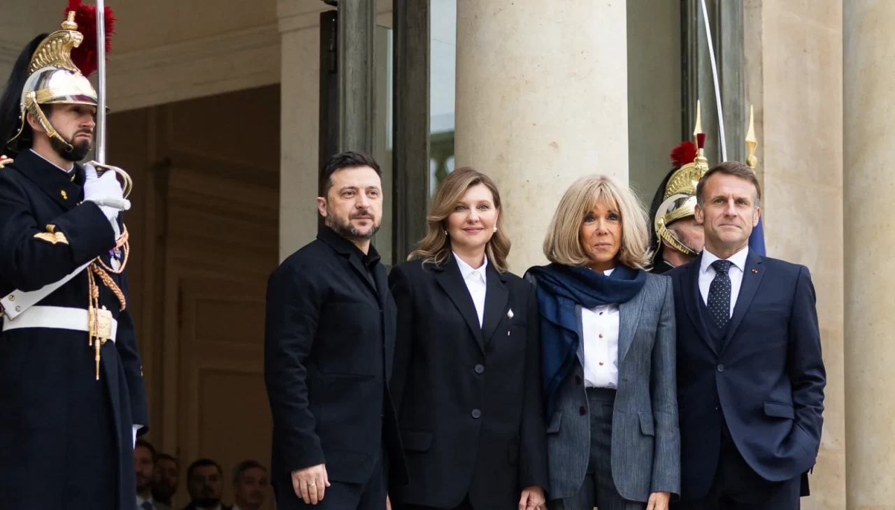 Zelenskiy, Paris'te Macron tarafından resmi törenle karşılandı