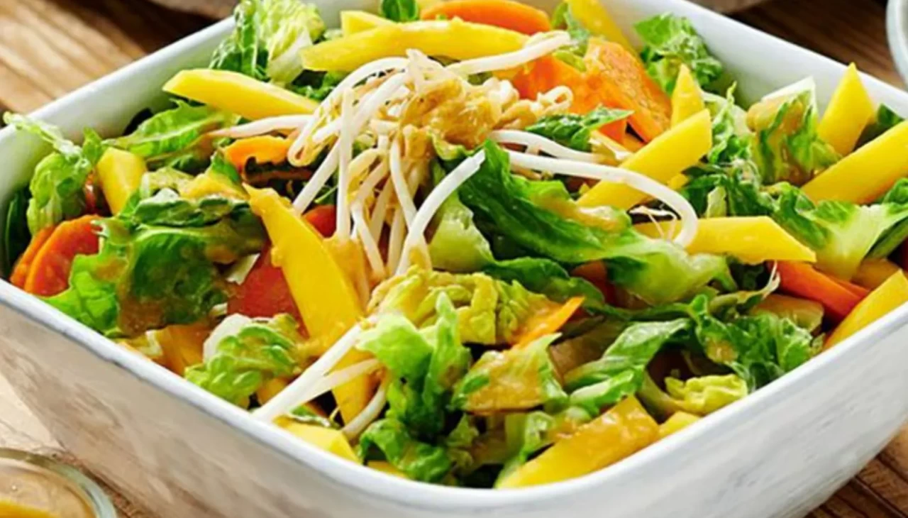 Taze nane, marul ve mango ile ferahlatıcı salata tarifi